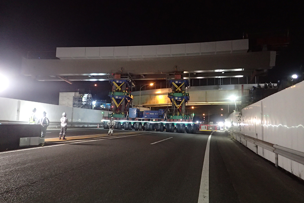 NEXCO東日本　横浜環状南線釜利谷ジャンクションで横浜横須賀道路を跨ぐランプ橋の桁を一括架設